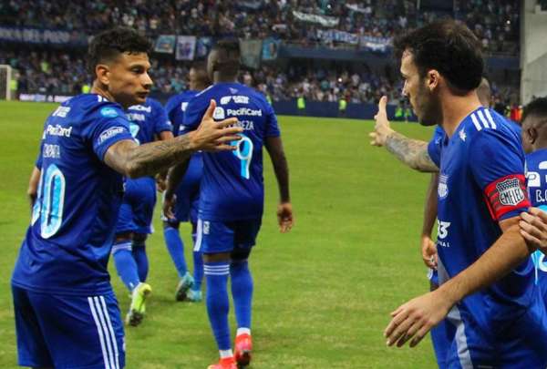 Sebasti&aacute;n Rodr&iacute;guez (der.) saluda con el colombiano Alexis Zapata