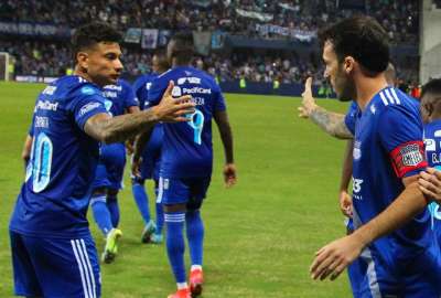 Sebasti&aacute;n Rodr&iacute;guez (der.) saluda con el colombiano Alexis Zapata