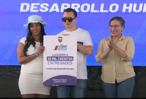 En Guayaquil, el presidente Daniel Noboa entreg&oacute; el cr&eacute;dito 20.000 de desarrollo humano que busca impulsar los emprendimientos. 