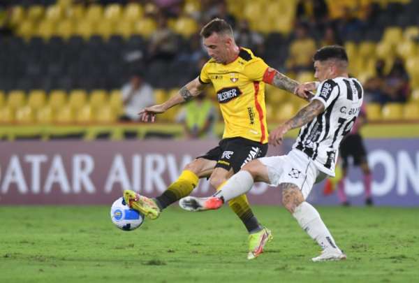 Dami&aacute;n D&iacute;az controla el bal&oacute;n durante el partido ante Montevideo Wanderers