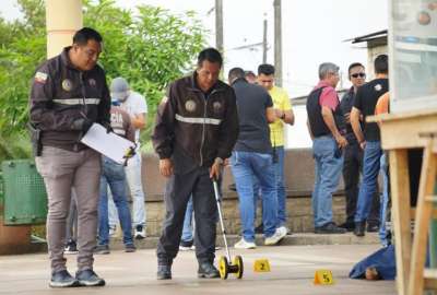 Polic&iacute;as levantan evidencias en el lugar de los hechos. 