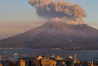 El volc&aacute;n lanz&oacute; una columna de ceniza a cinco kil&oacute;metros de altura, y las autoridades advierten sobre posibles explosiones en un radio de 2.000 metros alrededor del cr&aacute;ter.