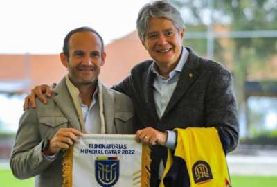 Francisco Egas (izq.), presidente de la FEF, junto con Guillermo Lasso, presidente de la Rep&uacute;blica