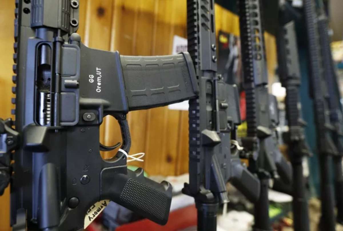 Militares durante un decomiso de armas.