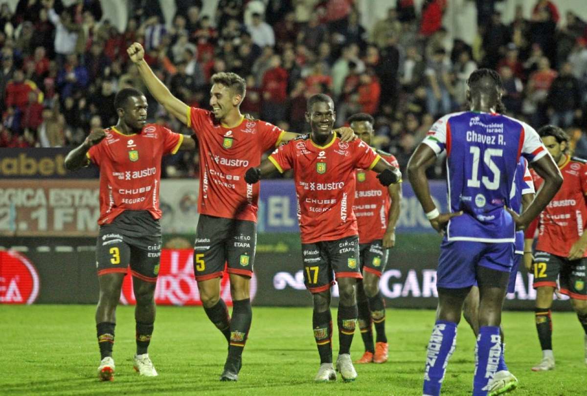 Deportivo Cuenca goleó sin problemas al Imbabura en el estadio Alejandro Serrano Aguilar.