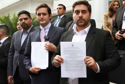 Esteban Torres, viceministro de Gobierno, realiz&oacute; la entrega de las propuestas de pregunta para la consulta popular en la Corte Constitucional.