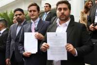 Esteban Torres, viceministro de Gobierno, realizó la entrega de las propuestas de pregunta para la consulta popular en la Corte Constitucional.