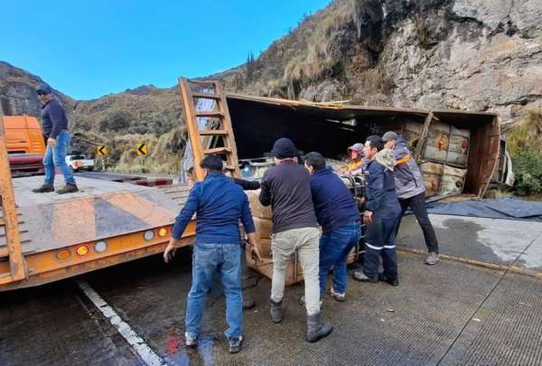 Un cami&oacute;n que transportaba combustible de forma irregular se volc&oacute; dentro del &Aacute;rea Protegida del Parque Nacional El Cajas.
