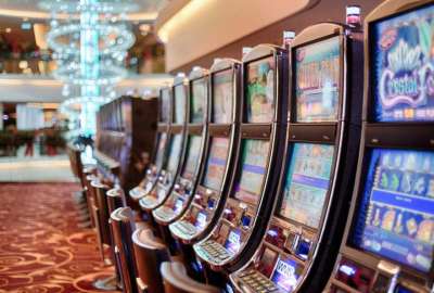La pregunta 7 trata sobre el funcionamiento de los casinos y salas de juego. 