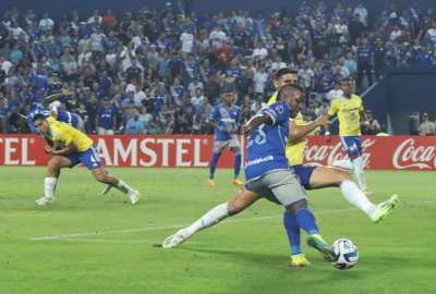 Emelec lleg&oacute; a los octavos de final tras superar a Sporting Cristal en el playoff