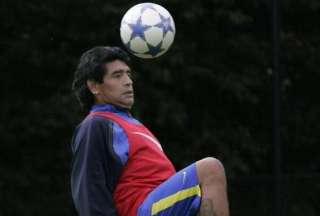 Figura muy parecida a Maradona apareci&oacute; en un entrenamiento de f&uacute;tbol