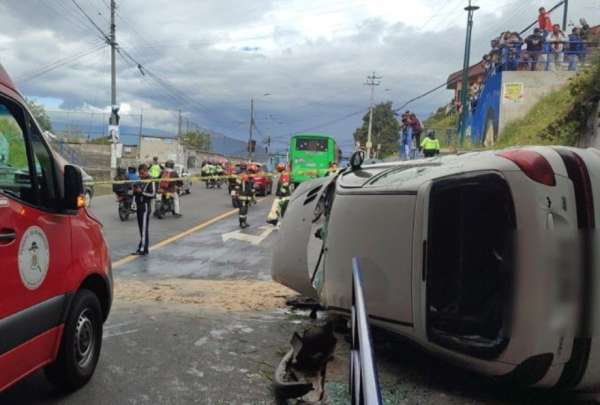Un veh&iacute;culo liviano se precipit&oacute; desde la avenida Sim&oacute;n Bol&iacute;var, en el sur de Quito. 