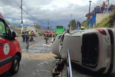 Un veh&iacute;culo liviano se precipit&oacute; desde la avenida Sim&oacute;n Bol&iacute;var, en el sur de Quito. 