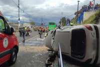 Un vehículo liviano se precipitó desde la avenida Simón Bolívar, en el sur de Quito.
