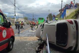 Veh&iacute;culo cay&oacute; del puente de la Loma de Puengas&iacute;