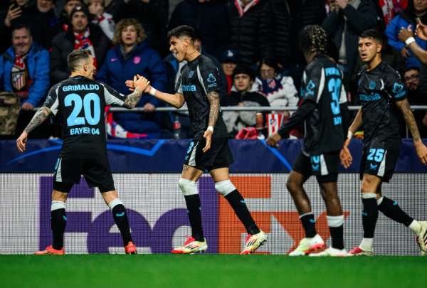Piero Hincapi&eacute; festeja con sus compa&ntilde;eros del Bayer Leverkusen, tras marcar en Madrid. 