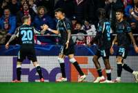 Piero Hincapié festeja con sus compañeros del Bayer Leverkusen, tras marcar en Madrid.
