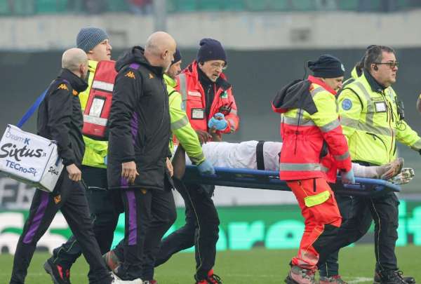 El jugador Moise Kean dej&oacute; el campo de juego en camilla, tras desmayarse en el duelo entre Hellas Verona y Fiorentina.
