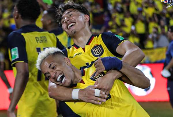 Byron Castillo es abrazado por Jeremy Sarmiento, tras la clasificaci&oacute;n al Mundial de Qatar