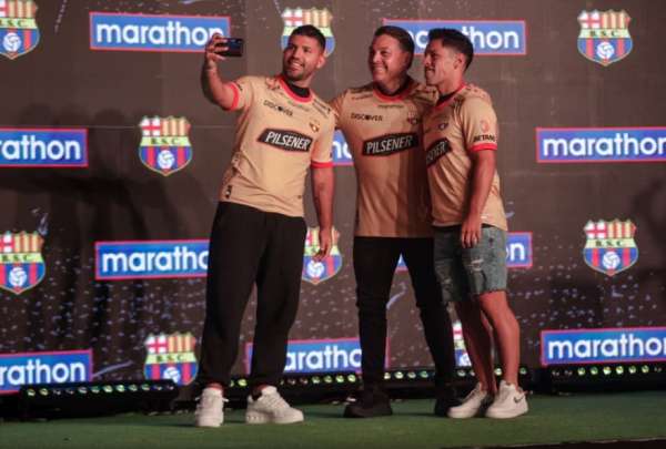 Sergio Ag&uuml;ero (izq.) se tom&oacute; una fotograf&iacute;a con Carlos Alfaro Moreno (centro), presidente de Barcelona SC, y Mat&iacute;as Oyola