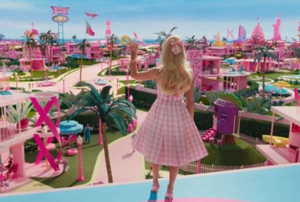 Una de las insistencias de la directora de la pel&iacute;cula fue que todo en el set ten&iacute;a que ser rosa porque "mantener la 'infancia' era primordial".