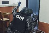 Dos polic&iacute;as resultaron heridos a causa de un artefacto explosivo.