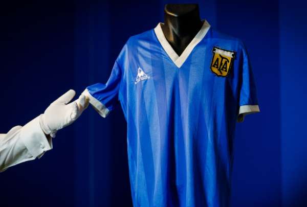 Subastan la camiseta con la que Maradona anot&oacute; el gol conocido como 'La mano de Dios'