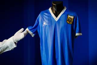 Subastan la camiseta con la que Maradona anot&oacute; el gol conocido como 'La mano de Dios'