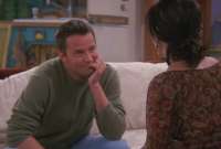 Fan&aacute;ticos dejan flores en las afueras del edificio de Friends como homenaje a Matthew Perry