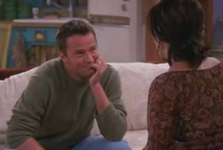 Fan&aacute;ticos dejan flores en las afueras del edificio de Friends como homenaje a Matthew Perry
