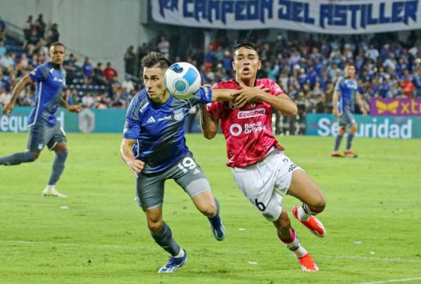 Kendry P&aacute;ez fue presionado por la hinchada de Emelec