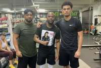 Jarret Johnson (der.), junto al boxeador Floyd Mayweather.