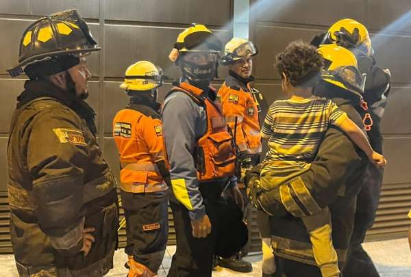 Bomberos rescatan a ni&ntilde;o de cinco a&ntilde;os que estaba solo en un balc&oacute;n en Guayaquil