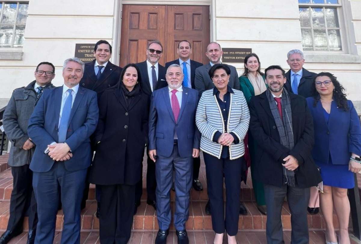 La delegación ecuatoriana participó en diálogos con el sector comercial estadounidense. 