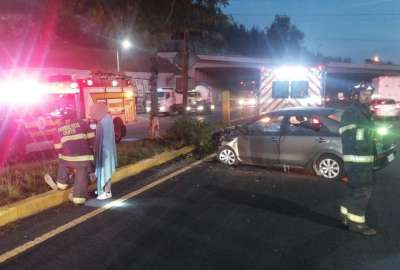 Un veh&iacute;culo choc&oacute; con un poste en la avenida Sim&oacute;n Bol&iacute;var
