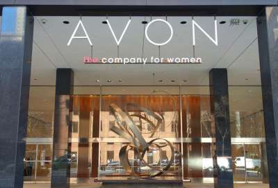 La ic&oacute;nica marca Avon enfrenta una deuda de USD 1.300 millones y propone la venta de sus operaciones internacionales como parte de su reestructuraci&oacute;n.