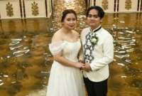 Rick y Jamaica sellaron su amor en una iglesia inundada por el tifón Wipha.
