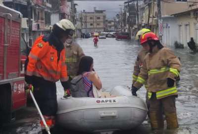 Los cuerpos de rescate brindan apoyo a la poblaci&oacute;n en Sauces 6, en Guayaquil.