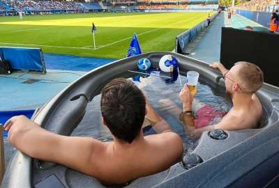 Dos hinchas llevaron el nivel de la expresi&oacute;n "disfrutar del f&uacute;tbol".