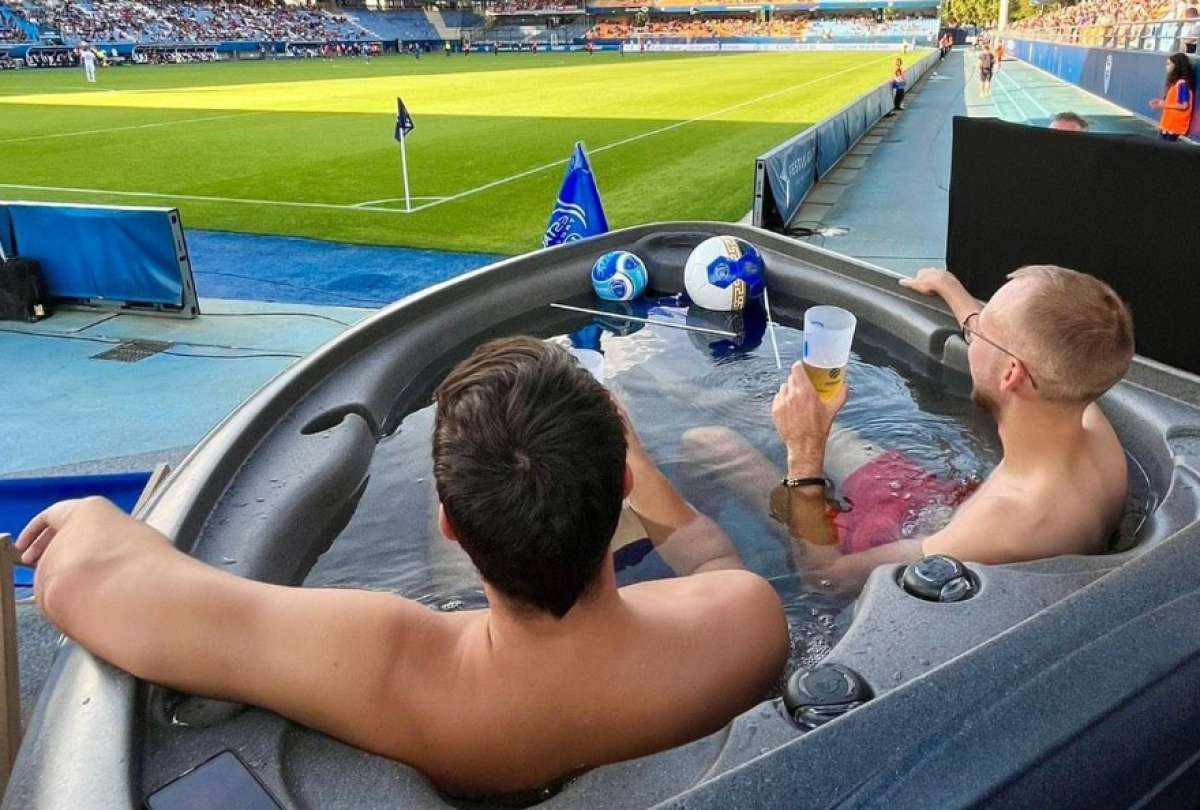 Dos hinchas llevaron el nivel de la expresión "disfrutar del fútbol".