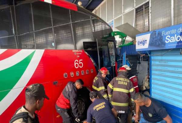 Un bus de la cooperativa Zaracay se estrell&oacute; en la Terminal Terrestre de Dur&aacute;n