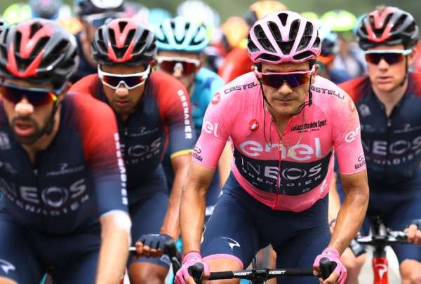 Richard Carapaz contin&uacute;a con la &lsquo;maglia rosa&rsquo; en el Giro de Italia