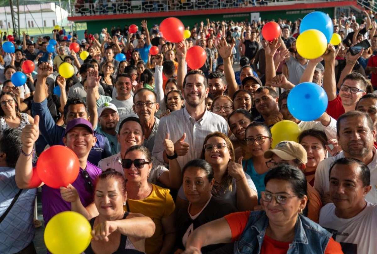 El ministro Roberto Luque (centro) junto a los beneficiarios del programa Ecuatorianos en Acción.