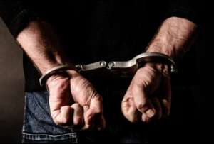 El caso de violación a dos adolescentes en Cayambe llega a juicio: cinco sospechosos, incluidos docentes, enfrentan la justicia