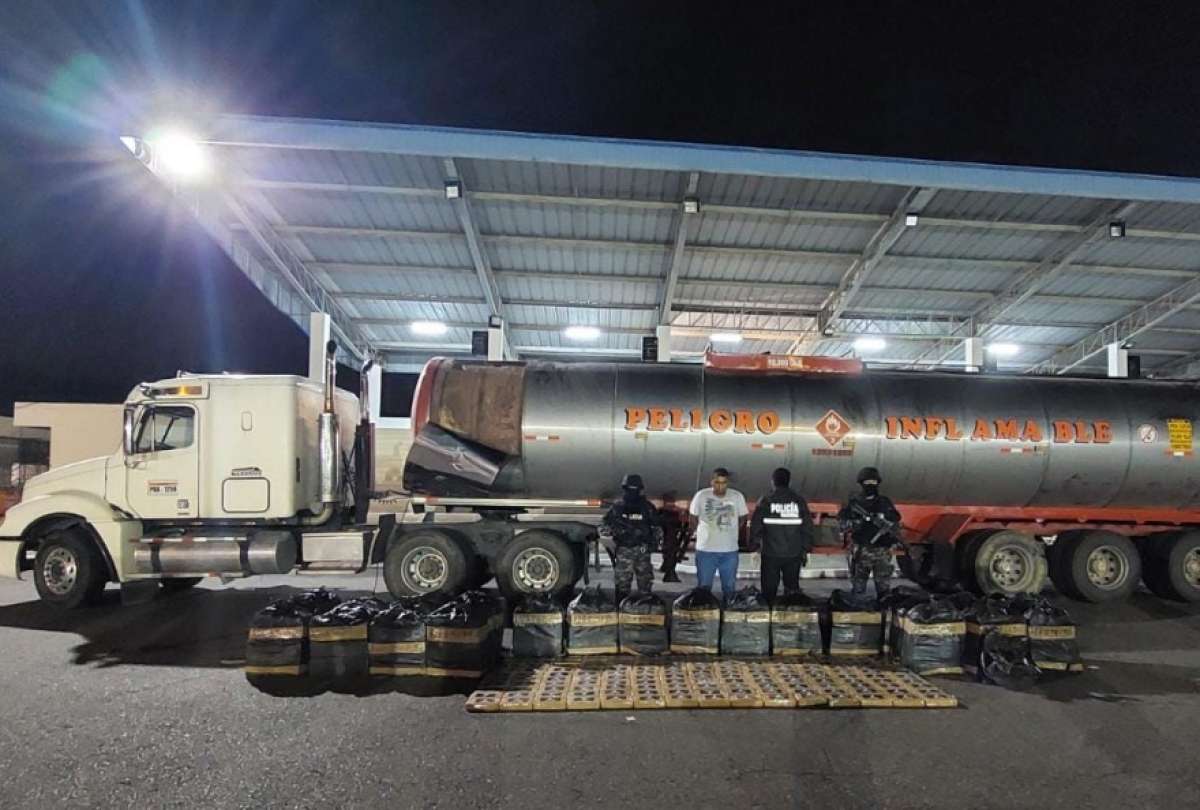 Polic&iacute;a decomisa cerca de una tonelada de coca&iacute;na en un veh&iacute;culo tipo cabezal