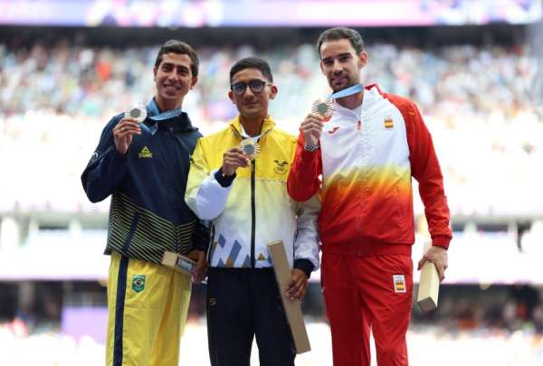 El marchista cuencano, Daniel Pintado, recibi&oacute; su medalla de oro. 