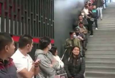 Los problemas en el Metro de Quito contin&uacute;an: largas filas, falta de visibilidad del c&oacute;digo de los boletos, un tren varado y dos estaciones cerradas.