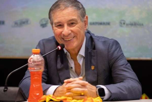 Ariel Holan encontr&oacute; equipo en Argentina