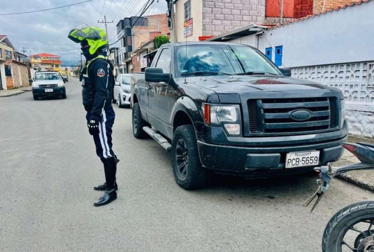La camioneta fue retenida por las autoridades tras su descenso por las escalinatas de Cuenca. 