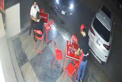 Se viraliz&oacute; un video en el que un sujeto golpea al trabajador de una taquer&iacute;a en M&eacute;xico
